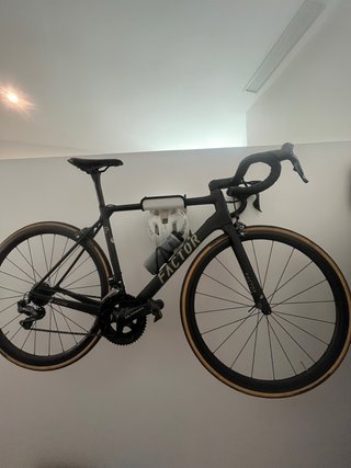 Bicicleta de carretera Factor Negra