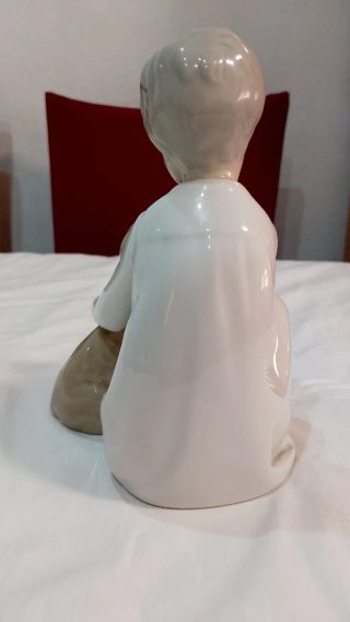 Figura de porcelana lladro niño con perro