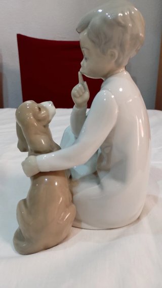 Figura de porcelana lladro niño con perro