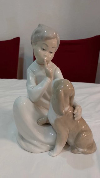 Figura de porcelana lladro niño con perro