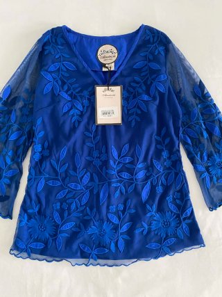 Blusa azul bordada floral de tul | Almatrichi