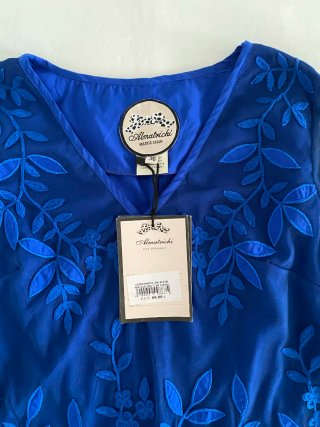 Blusa azul bordada floral de tul | Almatrichi