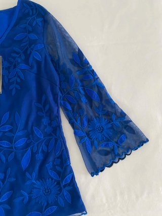 Blusa azul bordada floral de tul | Almatrichi