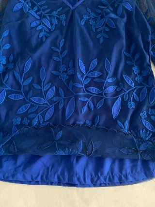 Blusa azul bordada floral de tul | Almatrichi