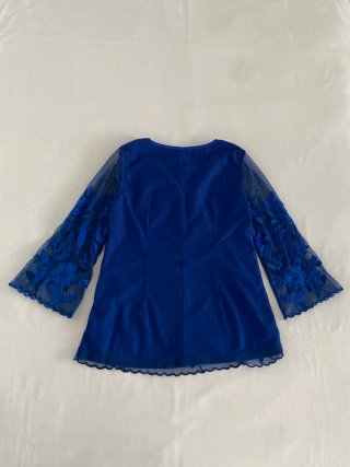 Blusa azul bordada floral de tul | Almatrichi