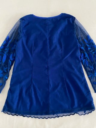 Blusa azul bordada floral de tul | Almatrichi