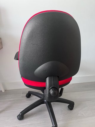 Silla de oficina giratoria roja