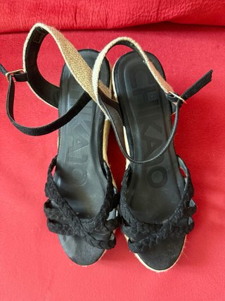 Sandalias cuña negras empeine trenzado