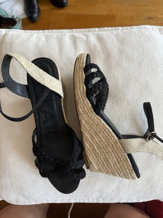 Sandalias cuña negras empeine trenzado