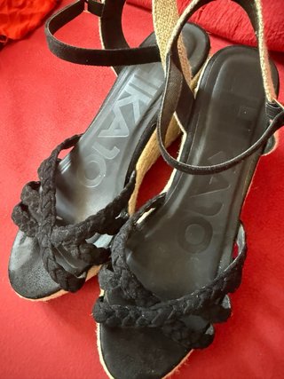 Sandalias cuña negras empeine trenzado