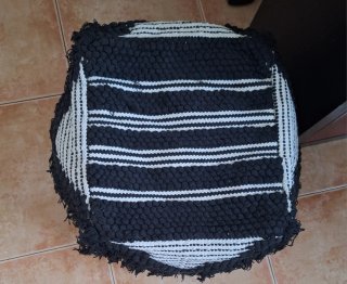 Puf étnico tela blanco y negro