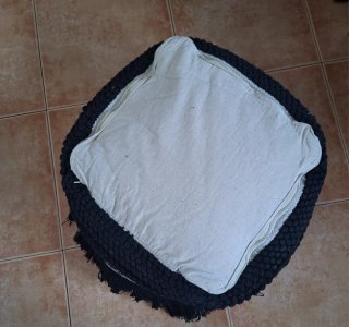 Puf étnico tela blanco y negro