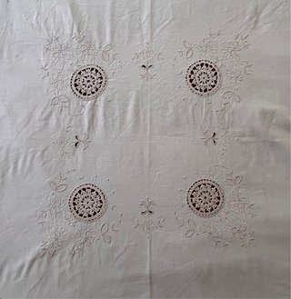 Mantel de merienda bordado