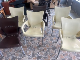 Sillas de terraza apilables beige y marrón