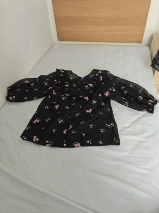 Blusa Zara floral negra y rosa
