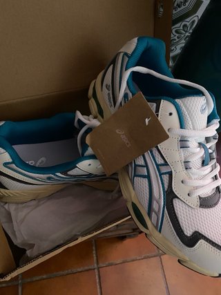 Zapatilla ASICS blanca y azul