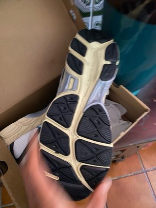 Zapatilla ASICS blanca y azul