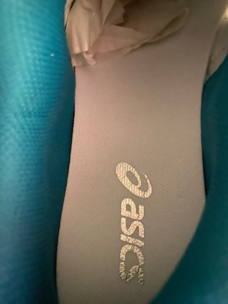Zapatilla ASICS blanca y azul