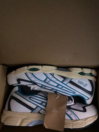 Zapatilla ASICS blanca y azul