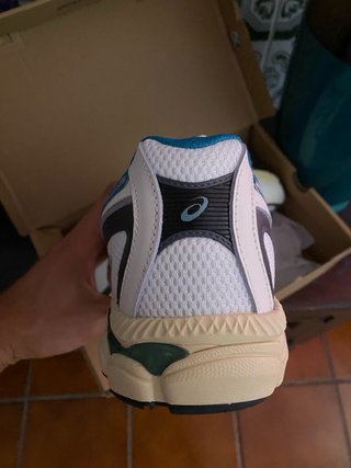 Zapatilla ASICS blanca y azul