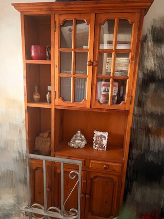 Armario de madera con puertas de cristal
