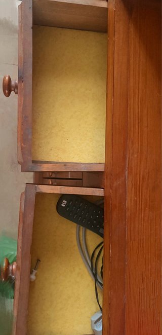 Armario de madera con puertas de cristal