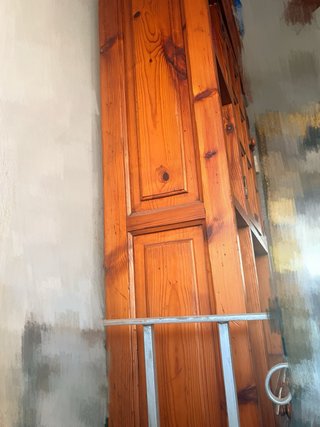 Armario de madera con puertas de cristal