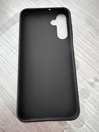 Funda móvil negra con flores rosas
