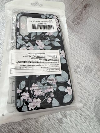 Funda móvil negra con flores rosas