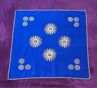 Mantel azul con estrellas doradas