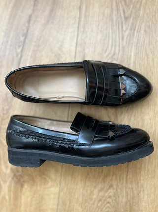 Zapatos negros de mujer con flecos