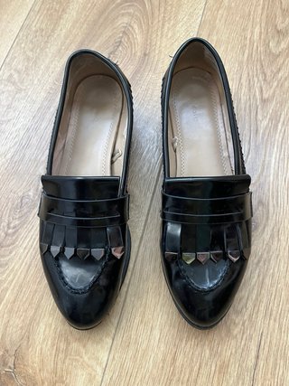 Zapatos negros de mujer con flecos