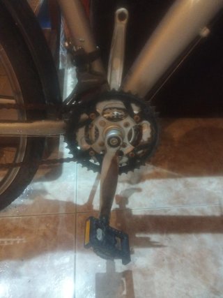 Bicicleta Paseo Aluminio le falta arreglo pedales