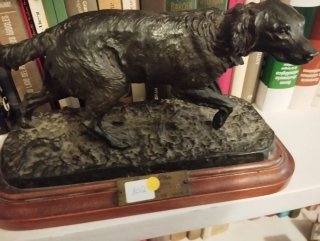 Bronce perro en base de madera