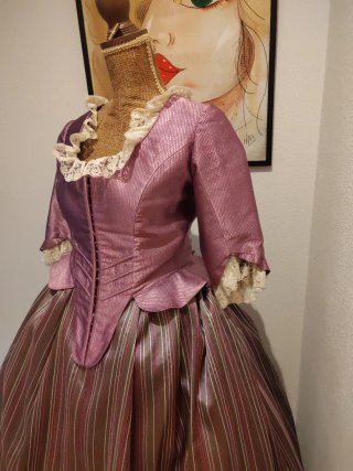 Traje de alicantina siglo XVIII