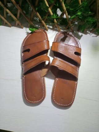 Sandalia talla 43/44 de cuero