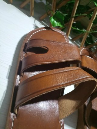 Sandalia talla 43/44 de cuero