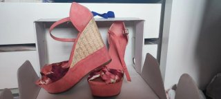 Sandalias de cuña color rosa y beige
