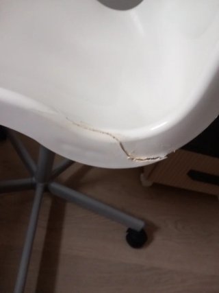 Silla de escritorio blanca y plateada
