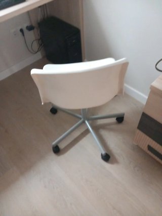 Silla de escritorio blanca y plateada