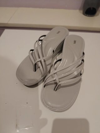 Sandalias Zara blancas acharoladas
