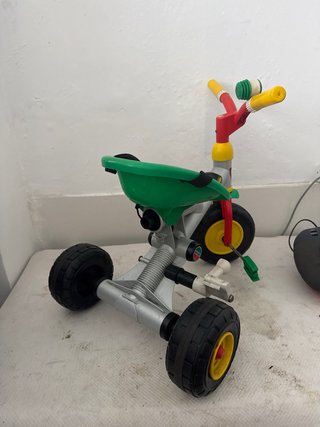 Triciclo infantil con pedales y cinturón