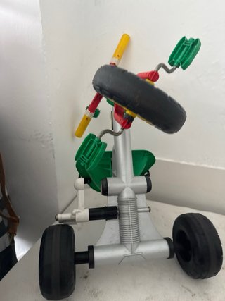 Triciclo infantil con pedales y cinturón