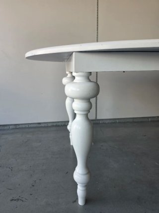 Mesa de salón ovalada blanca