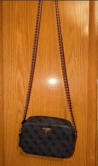 Bolso Guess Estampado Negro y Gris