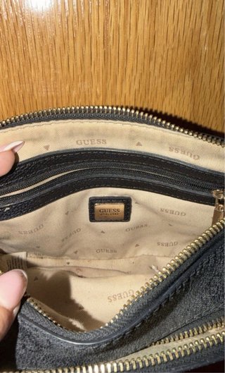 Bolso Guess Estampado Negro y Gris