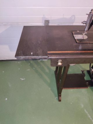 Máquina de coser Gritzner con accesorios y manual