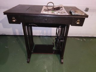 Máquina de coser Gritzner con accesorios y manual