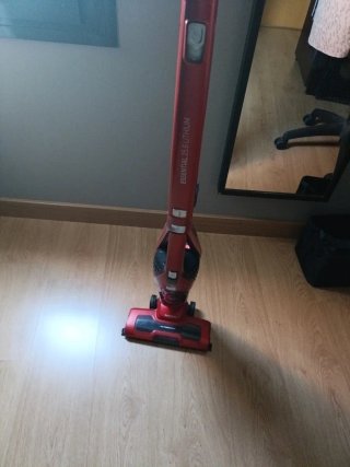 Escoba aspiradora roja