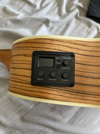 Ukelele Barítono Electroacústico Baking + Kit